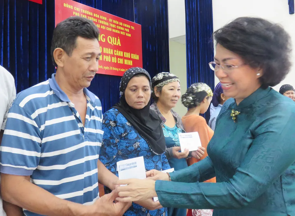 Tặng quà đồng bào nghèo người Chăm tại TPHCM ảnh 2 Tặng quà đồng bào nghèo người Chăm tại TPHCM ảnh 2