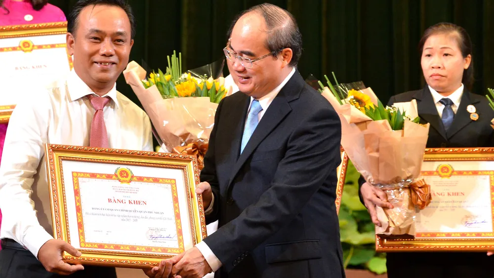 Bí thư Thành ủy TPHCM Nguyễn Thiện Nhân biểu dương các tập thể có thành tích thực hiện tốt học tập và làm theo tư tưởng, đạo đức, phong cách Hồ Chí Minh. Ảnh: Việt Dũng