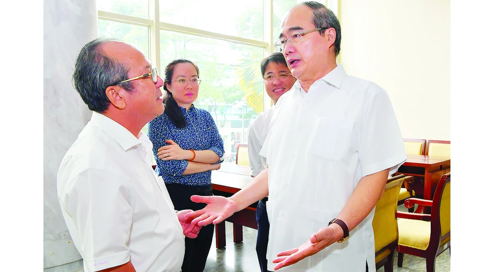 Bí thư Thành ủy TPHCM Nguyễn Thiện Nhân trao đổi cùng các đại biểu tại Hội nghị Thành ủy. Ảnh: VIỆT DŨNG