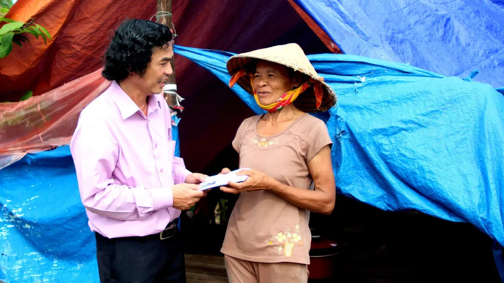 Đại diện Báo SGGP chuyển tiền của bạn đọc đóng góp cứu trợ người dân bị sập nhà tại tỉnh Quảng Bình