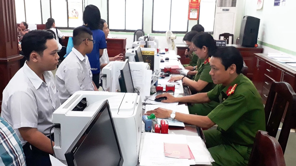 Các cán bộ PC64 Công an TPHCM đang tiếp nhận hồ sơ làm căn cước công dân 