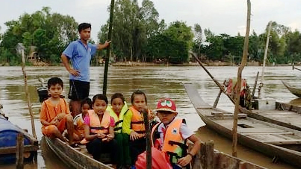 Học sinh vùng lũ An Giang được đưa đón đến trường