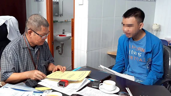 Bác sĩ Nguyễn Ngọc Quang, Giám đốc Trung tâm Pháp y tâm thần khu vực TPHCM, đang giám định cho một đối tượng