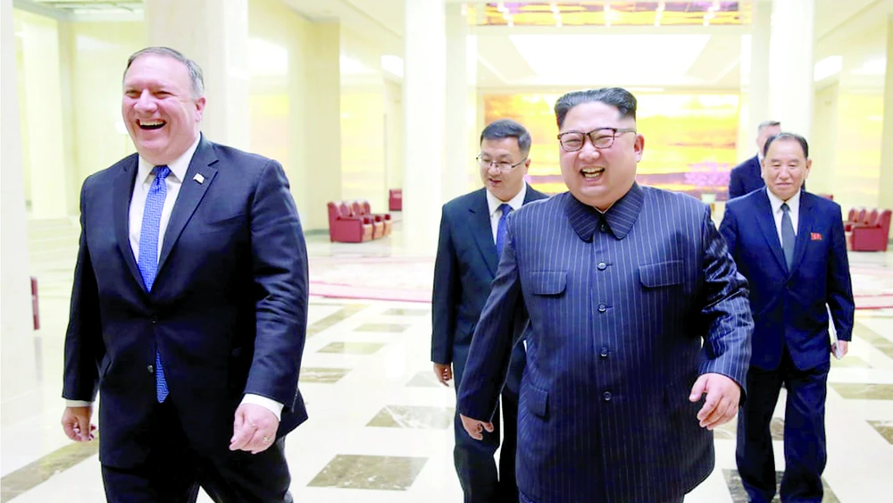 Ngoại trưởng Mỹ Mike Pompeo (trái) và nhà lãnh đạo Triều Tiên Kim Jong-un trong cuộc gặp hồi tháng 5 tại Bình Nhưỡng