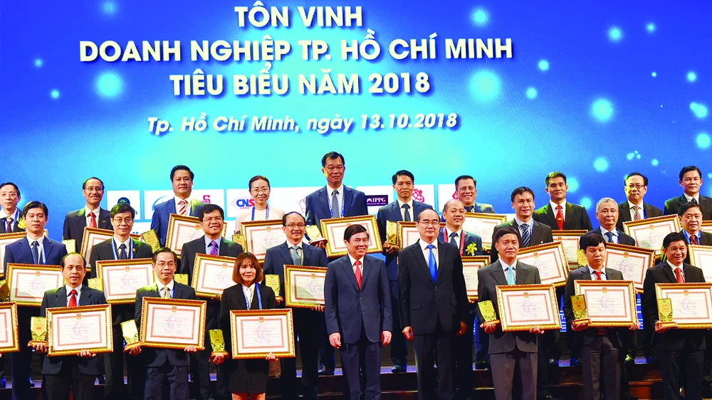 Bí thư Thành ủy TPHCM Nguyễn Thiện Nhân và Chủ tịch UBND TPHCM Nguyễn Thành Phong chúc mừng các doanh nghiệp, doanh nhân tiêu biểu Ảnh: NGUYỄN ĐÌNH