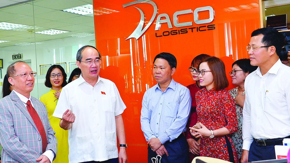 Bí thư Thành ủy TPHCM Nguyễn Thiện Nhân thăm Công ty Daco Logistics, quận 4. Ảnh: Việt Dũng