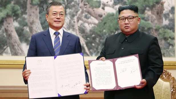 Nhà lãnh đạo Triều Tiên Kim Jong-un (phải) và Tổng thống Hàn Quốc Moon Jae-in tại hội nghị thượng đỉnh ở Bình Nhưỡng ngày 19/9/2018. Ảnh tư liệu: AFP/TTXVN