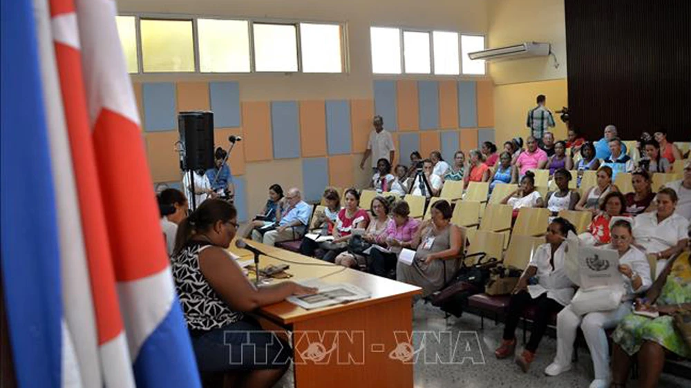 Người dân Cuba tham gia buổi tham vấn quần chúng về bản Dự thảo Hiến pháp tại thủ đô La Habana. Ảnh: AFP/TTXVN