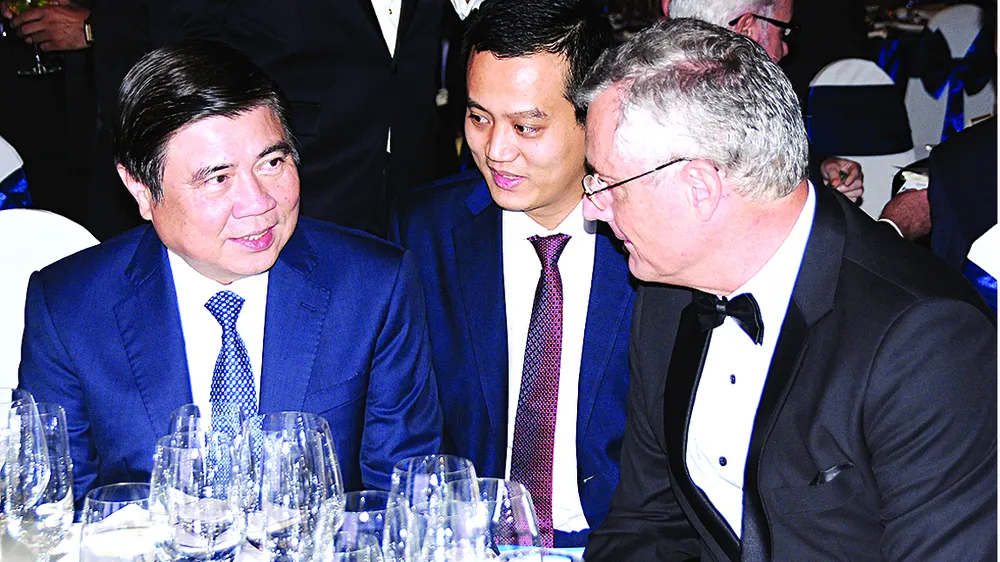 Chủ tịch UBND TPHCM Nguyễn Thành Phong trao đổi với ông Nicolas Audier, đồng Chủ tịch EuroCham. Ảnh: ĐỖ CAO