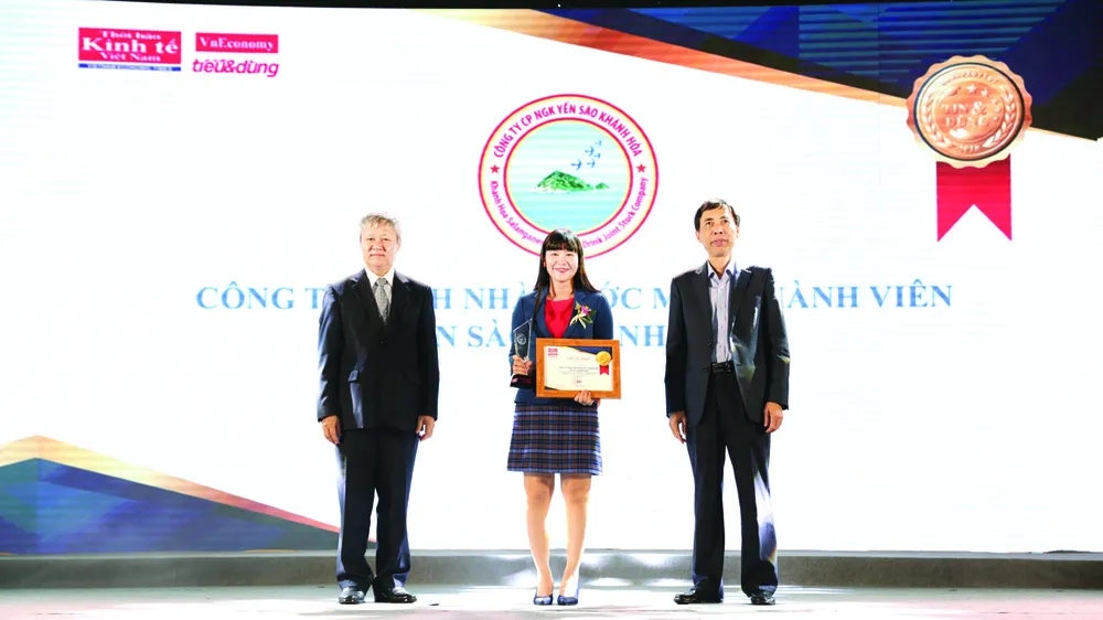 Đại diện Lãnh đạo Công ty Yến sào Khánh Hòa vinh dự nhận chứng nhận Tốp 500 Doanh nghiệp lợi nhuận tốt nhất 2018