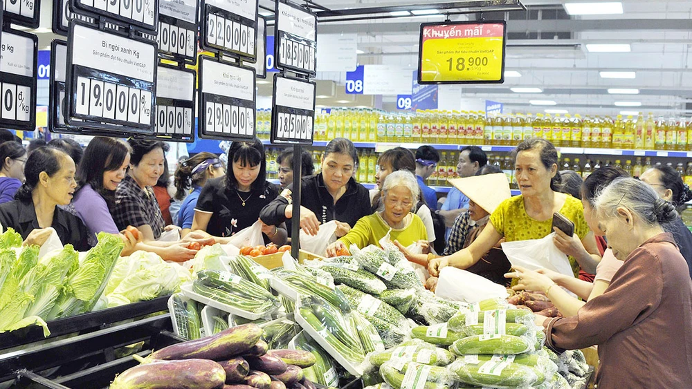 Người tiêu dùng chọn mua hàng hóa tại một siêu thị trên địa bàn TPHCM