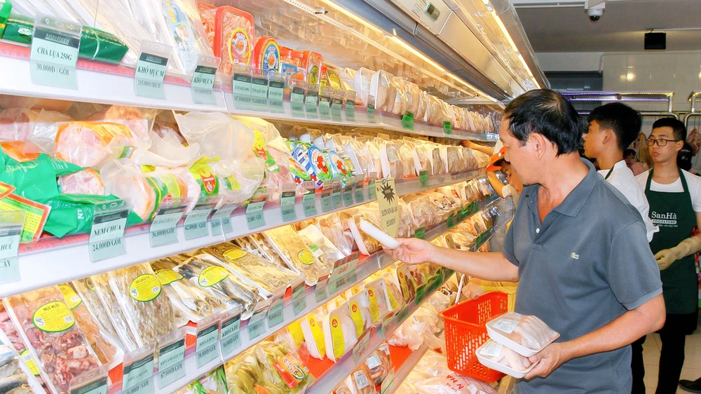 Chọn mua sản phẩm bình ổn tại một cửa hàng Sanha Foodstore   Ảnh: CTV