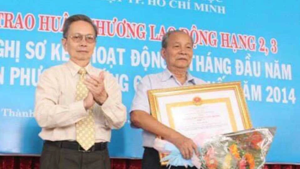 GS-TS Nguyễn Ngọc Giao (trái) trong một hoạt động của Liên hiệp Các hội Khoa học và kỹ thuật TPHCM