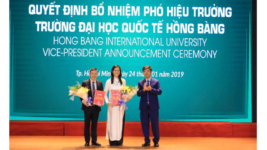 PGS.TS Trần Mạnh Hà và TS. Nguyễn Thị Thu Hà nhận quyết định Phó Hiệu trưởng HIU từ PGS.TS Thái Bá Cần – Phó Tổng giám đốc phát triển đại học của Tập đoàn Nguyễn Hoàng ​
