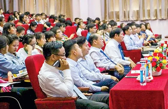Đông đảo doanh nhân và học viên tham gia một lớp đào tạo khởi nghiệp.