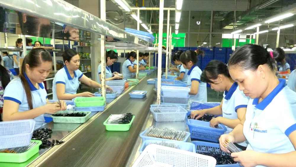 Sản xuất bút bi tại doanh nghiệp tư nhân. Ảnh: CAO THĂNG