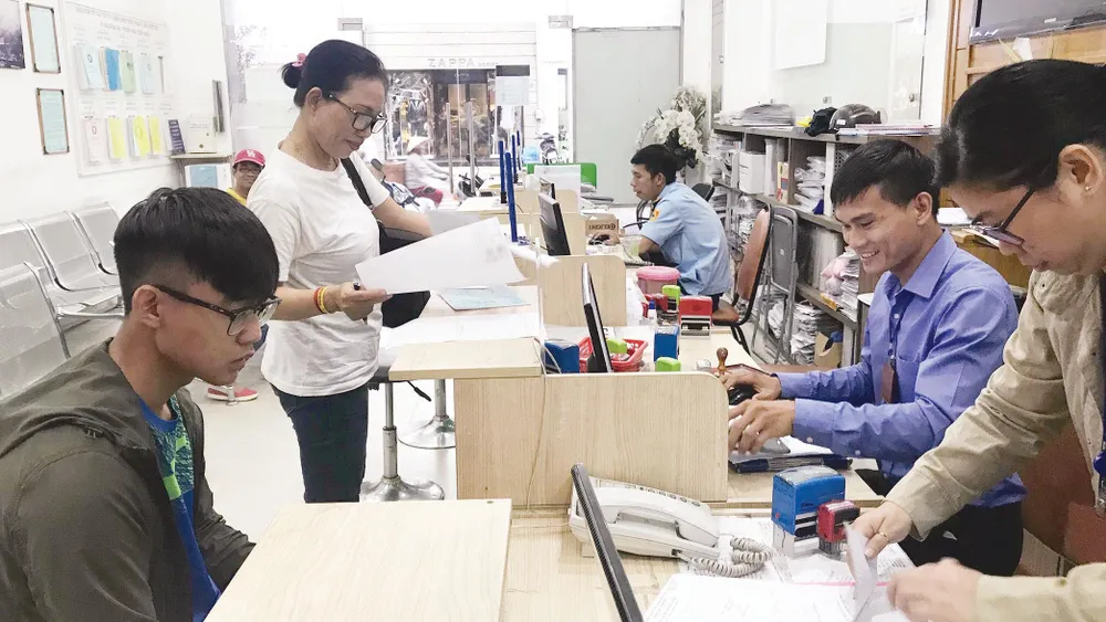 Cán bộ phường Bến Thành (quận 1, TPHCM) giải quyết hồ sơ sao y chứng thực ngoài giờ