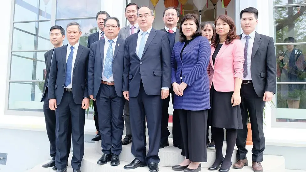 Bí thư Thành ủy TPHCM Nguyễn Thiện Nhân cùng Đại sứ Việt Nam tại Đức Nguyễn Minh Vũ chụp hình lưu niệm cùng cán bộ, nhân viên Tổng Lãnh sự quán Việt Nam tại Frankfurt