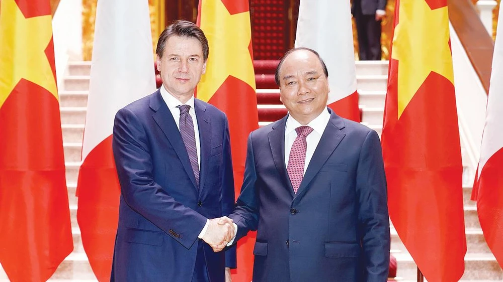 Thủ tướng Nguyễn Xuân Phúc đón Thủ tướng Italy Giuseppe Conte sang thăm chính thức Việt Nam. Ảnh VIẾT CHUNG