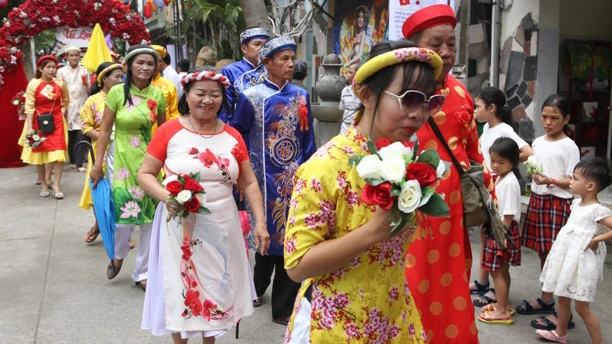 lần đầu tiên 100 cô dâu được khoác lên mình bộ váy cưới. Ảnh: TTNĐ Quê Hương