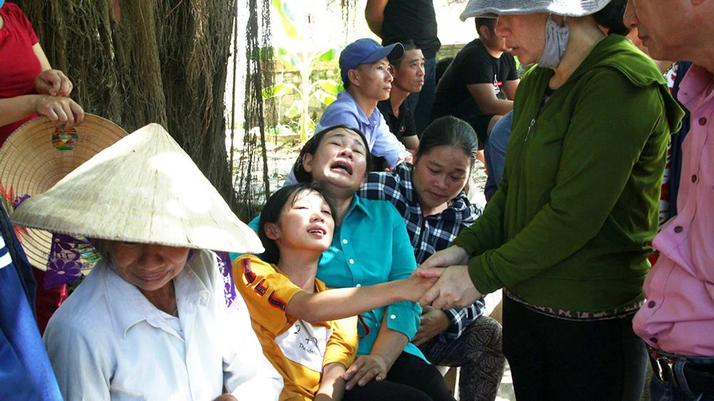 Mòn mỏi đợi tin người thân ở trụ sở UBND xã Tiến Thủy