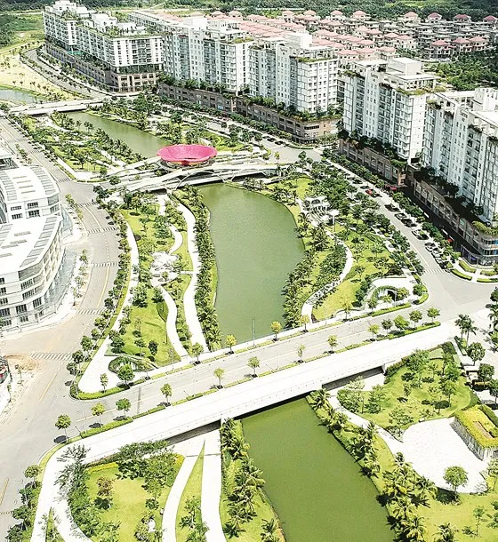 Hồ tích tụ và điều tiết nước tại một khu dân cư quận 2, TPHCM. Ảnh: CAO THĂNG