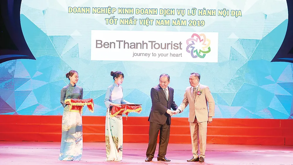 Lãnh đạo BenThanh Tourist nhận giải Tốp 10 doanh nghiệp lữ hành hàng đầu Việt Nam