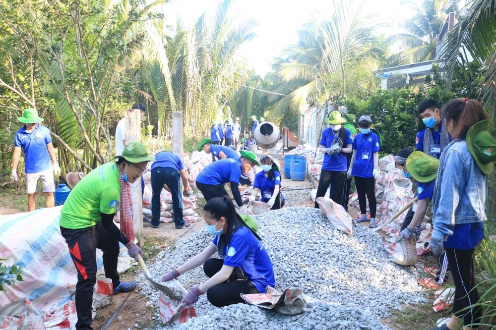 Các chiến sĩ tình nguyện Trường CĐ Sư Phạm Trung Ương TP.HCM và Kỹ thuật Cao Thắng tại Bến Tre. Ảnh: NGÔ MINH TRƯỜNG