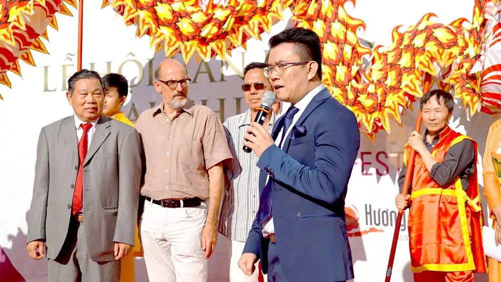 Tổng Biên tập Tạp chí Hương Việt Phạm Khánh Nam phát biểu tại Lễ hội văn hóa Việt Nam - Hương Việt 2019