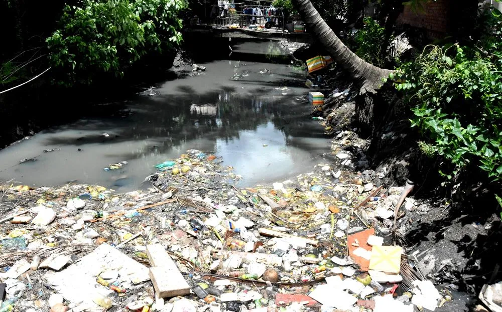 Những điểm đen về rác - Bài 1: Những dòng kênh ngập ngụa rác ảnh 2