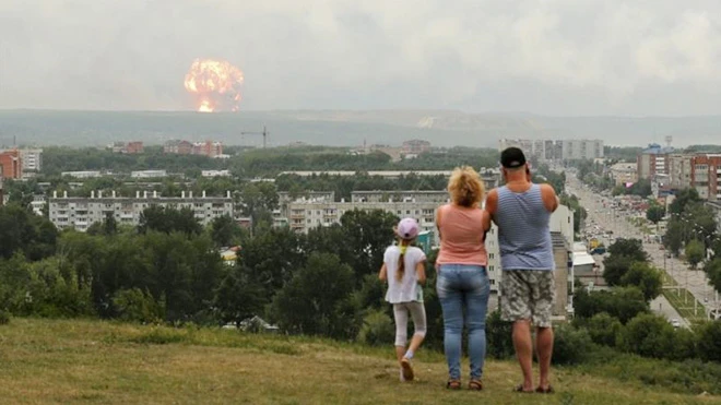 Một gia đình đứng nhìn vụ nổ ở Severodvinsk từ xa. Ảnh: AP