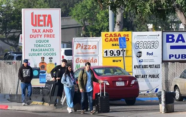 Di chuyển qua cửa khẩu Otay Mesa ở biên giới Mexico-Mỹ để sang San Diego, bang California (Mỹ) ngày 8-6-2019. Ảnh: AFP/TTXVN)