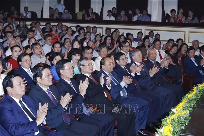Xúc động chương trình nghệ thuật “Lời Bác dặn trước lúc đi xa” ảnh 2 Xúc động chương trình nghệ thuật “Lời Bác dặn trước lúc đi xa” ảnh 2