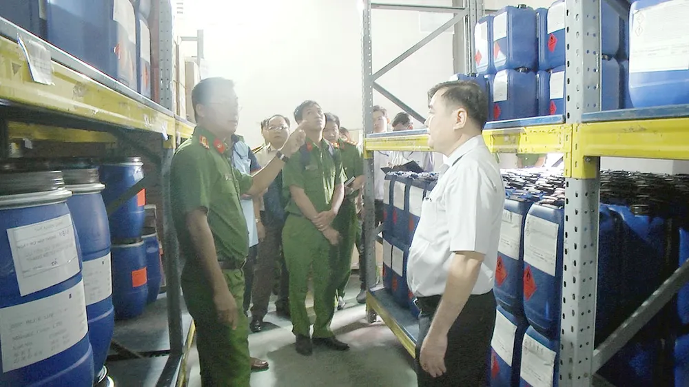 Đoàn công tác kiểm tra kho hóa chất của Công ty cổ phần Tập đoàn Thiên Long