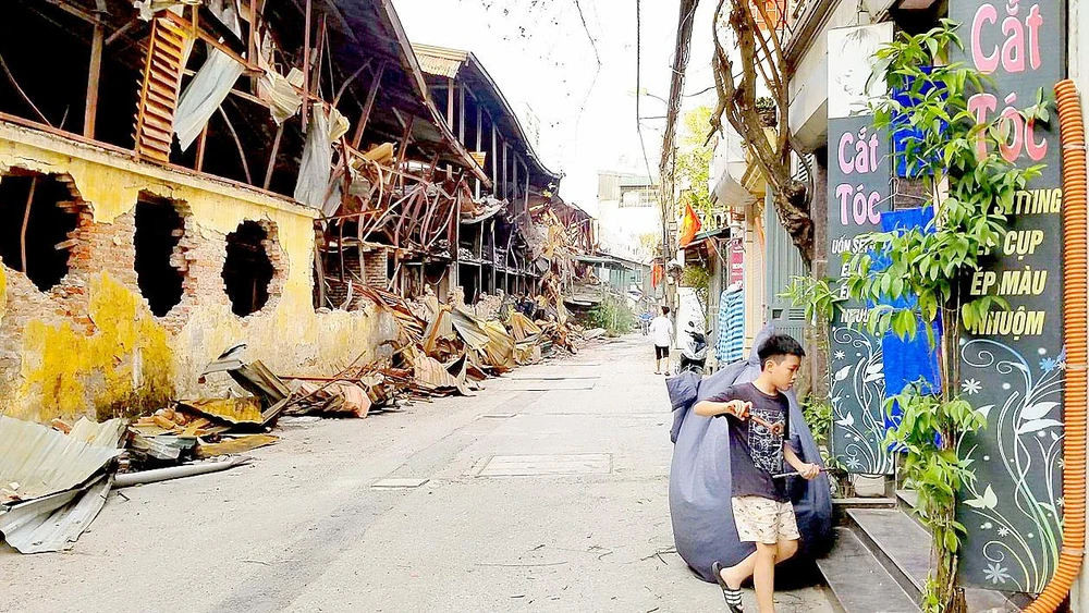 Chỉ có rất ít nhà gần với hiện trường vụ cháy mở cửa dù đã 5 ngày trôi qua. Ảnh: QUỐC KHÁNH