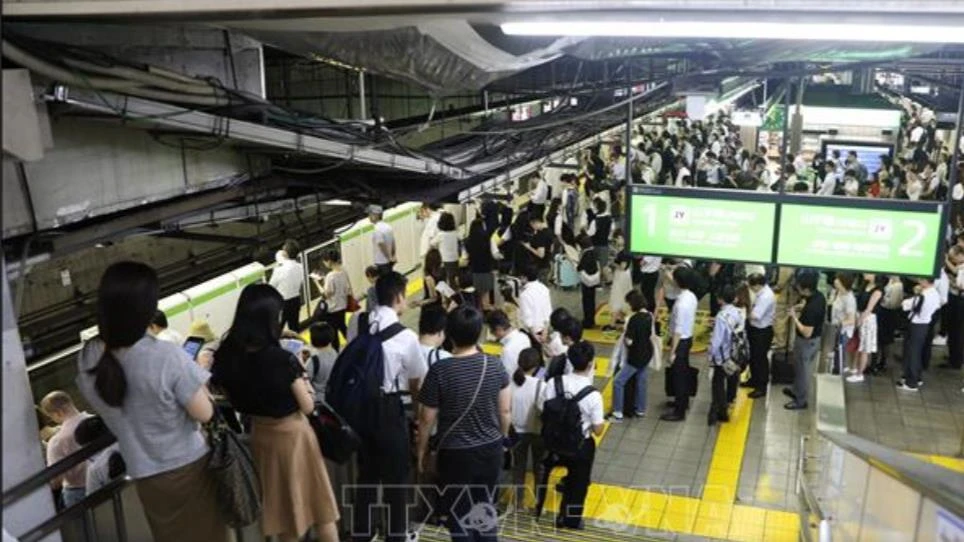 Hành khách xếp hàng tại nhà ga Meguro ở Tokyo khi các chuyến tàu bị ngưng trệ do cơn bão Faxai đổ bộ vào ngày 9-9. Ảnh: THX/TTXVN