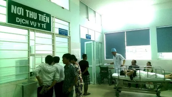 Thanh toán viện phí không dùng tiền mặt: Thuận lợi nhưng chưa mặn mà