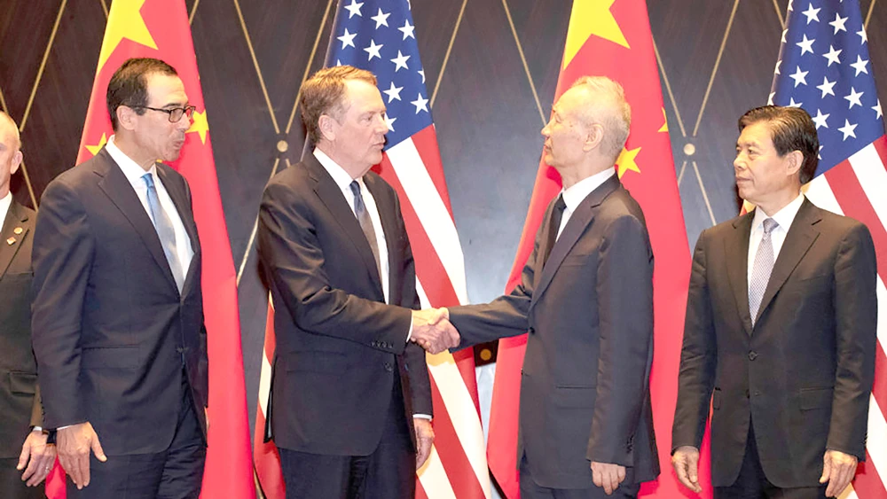 Phó Thủ tướng Trung Quốc Lưu Hạc bắt tay Đại diện thương mại Mỹ Robert Lighthizer trong cuộc đàm phán tại Trung Quốc tháng 7 vừa qua