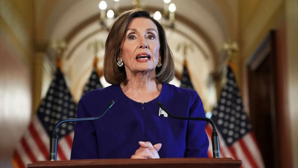 "Không ai được đứng trên luật pháp", Chủ tịch Hạ viện Mỹ Nancy Pelosi tuyên bố ngày 24-9. Ảnh: AFP