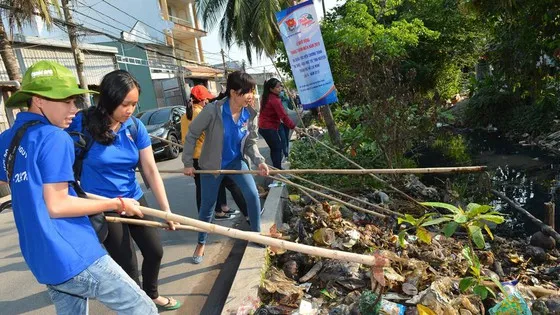 Dọn rác, làm sạch kênh rạch tại quận 12 (TPHCM) trong ngày ra quân Tháng Thanh niên. Ảnh: VIỆT DŨNG