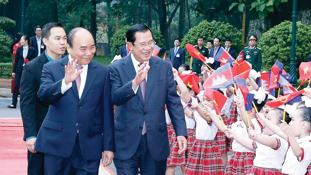 Thủ tướng Nguyễn Xuân Phúc và Thủ tướng Campuchia Samdech Hun Sen với thiếu nhi Thủ đô Hà Nội tại lễ đón. Ảnh: TTXVN