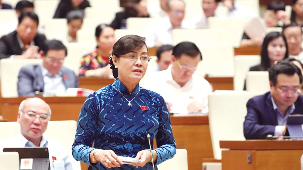Đại biểu Quốc hội Nguyễn Thị Quyết Tâm (TPHCM) phát biểu tại kỳ họp. Ảnh: TTXVN