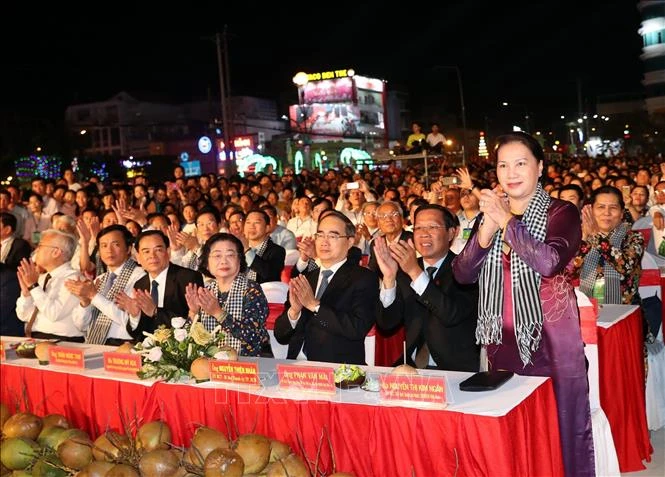 Chủ tịch Quốc hội Nguyễn Thị Kim Ngân và các đại biểu dự khai mạc Lễ hội Dừa tỉnh Bến Tre lần thứ V. Ảnh: TTXVN