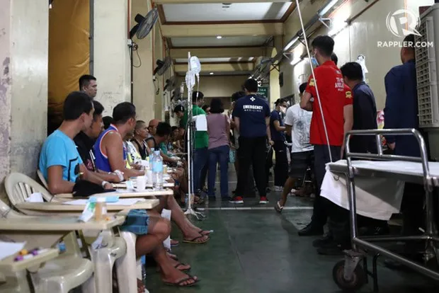 Hàng trăm người nhập viện vì ngộ độc rượu. Ảnh: Rappler
