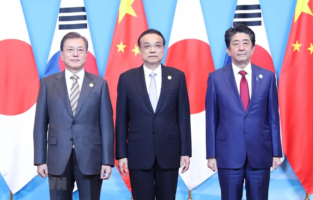 Từ trái sang: Tổng thống Hàn Quốc Moon Jae-in, Thủ tướng Trung Quốc Lý Khắc Cường và Thủ tướng Nhật Bản Shinzo Abe tại cuộc gặp ở Thành Đô, Trung Quốc ngày 24-12-2019. Ảnh: THX/TTXVN