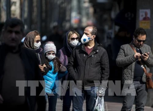 Người dân đeo khẩu trang để phòng tránh lây nhiễm COVID-19 tại Tehran, Iran, ngày 23/2/2020. Ảnh: THX/TTXVN