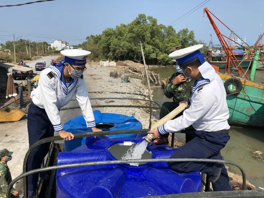 Quân chủng Hải quân cung cấp gần 5 triệu lít nước sinh hoạt cho  vùng hạn mặn Tây Nam bộ ảnh 2