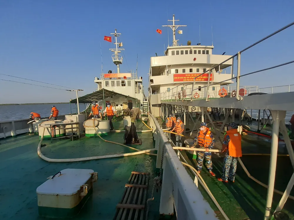 Quân chủng Hải quân cung cấp gần 5 triệu lít nước sinh hoạt cho  vùng hạn mặn Tây Nam bộ ảnh 4