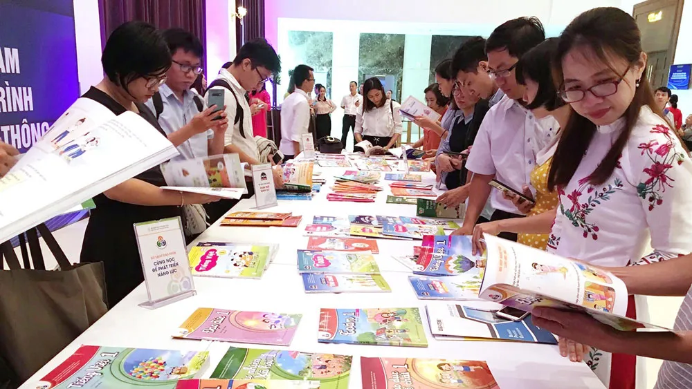 Giáo viên TPHCM tìm hiểu bộ SGK chương trình mới