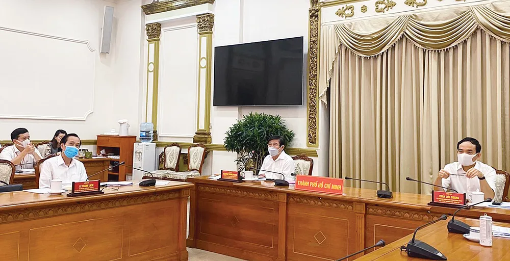 Phó Bí thư Thường trực Thành ủy TPHCM Trần Lưu Quang và Chủ tịch UBND TPHCM Nguyễn Thành Phong chủ trì cuộc họp giao ban. Ảnh: TTBC TPHCM